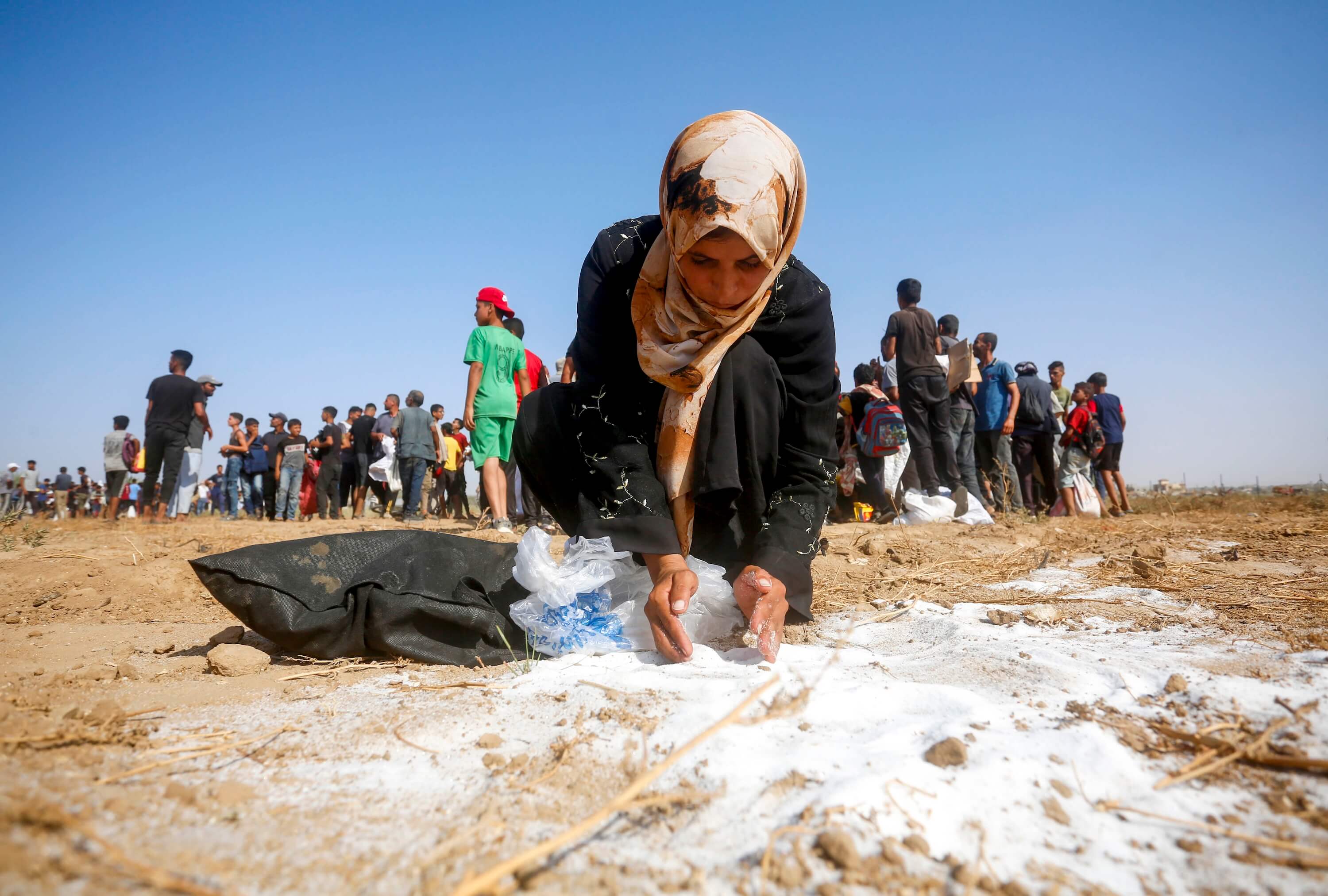 Gazze'ye havadan insani yardım malzemeleri indirildi