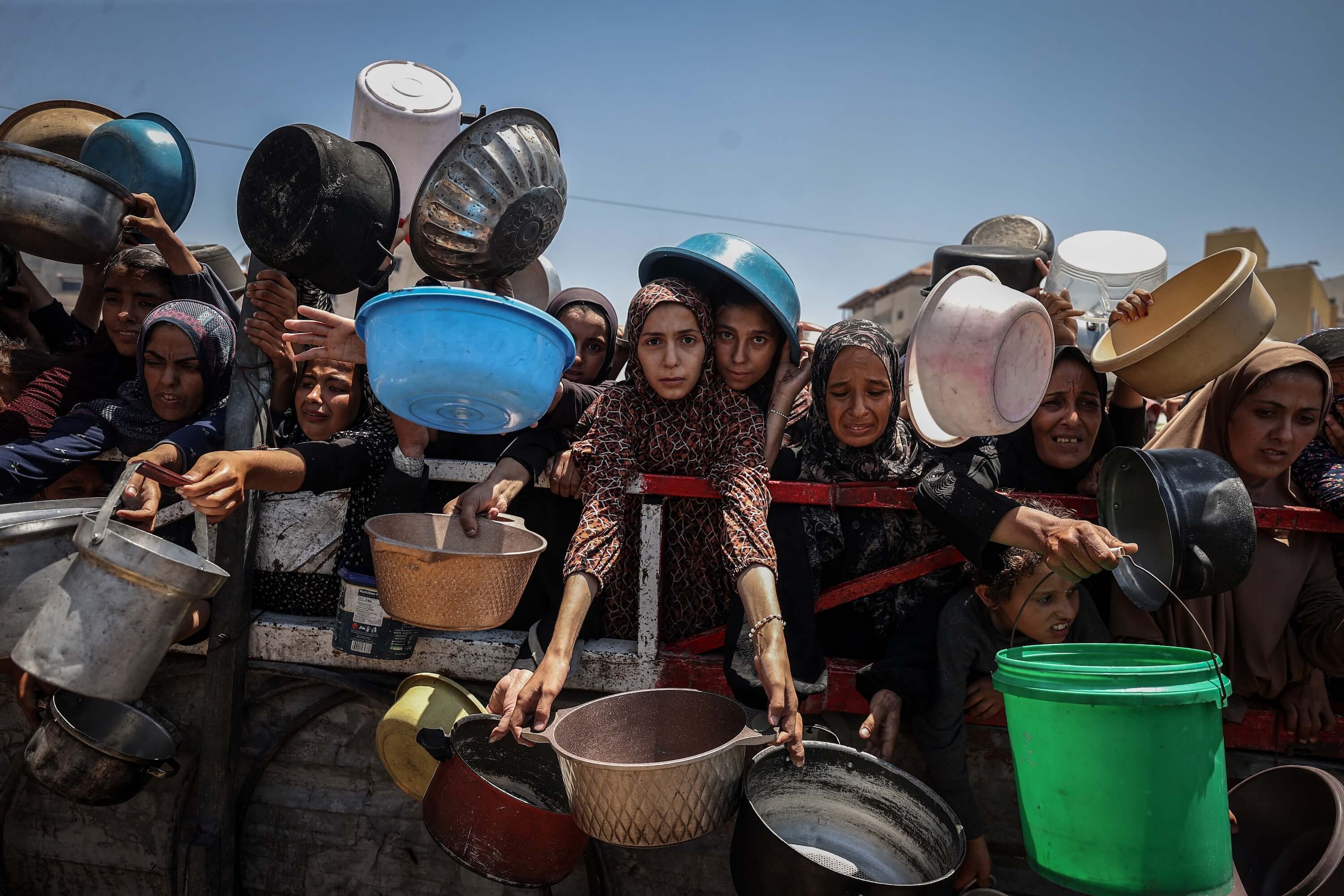 Gazze`de açlıkla mücadele eden Filistinlilere, yemek dağıtıldı