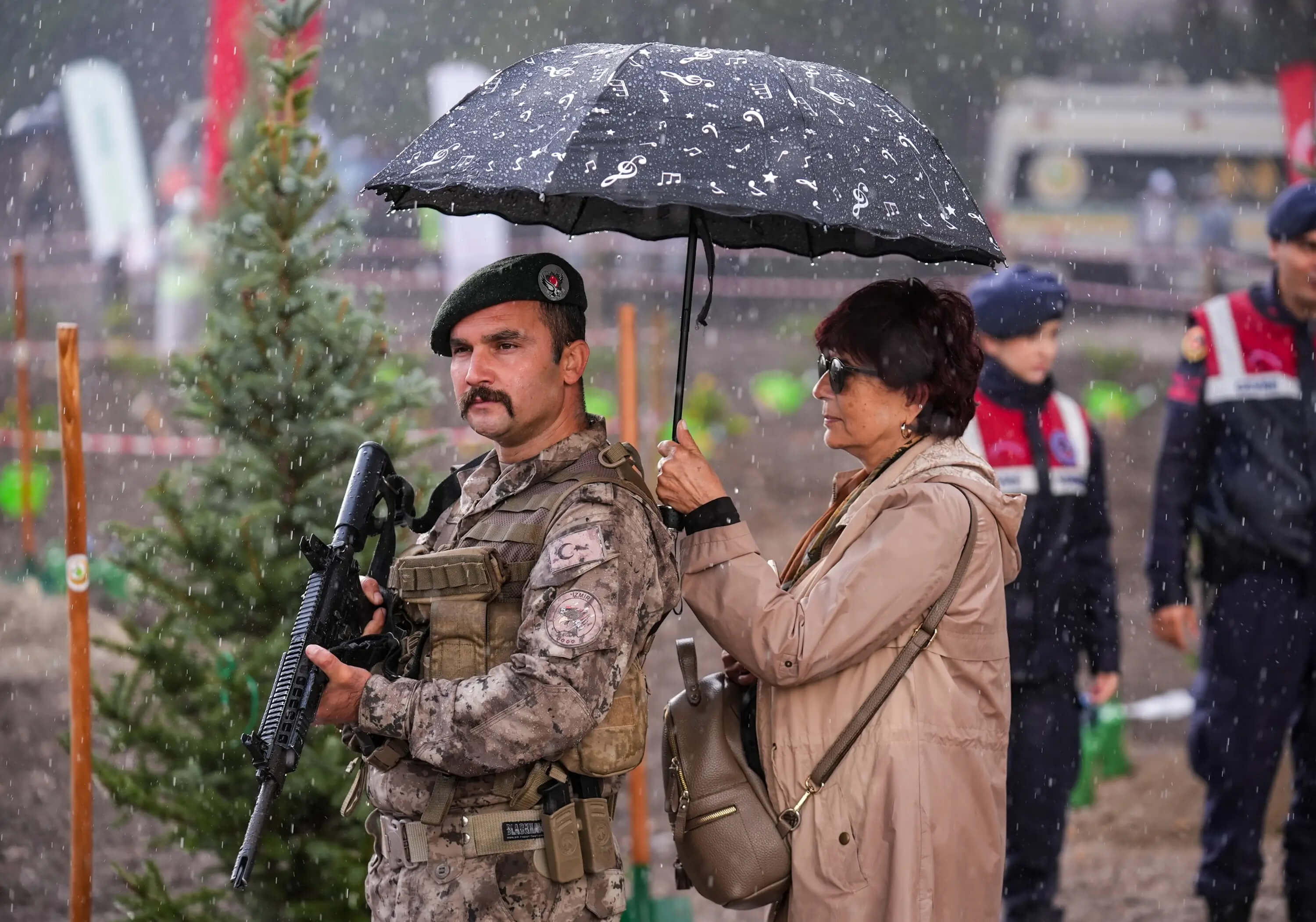 Aynı Şemsiyenin Altında